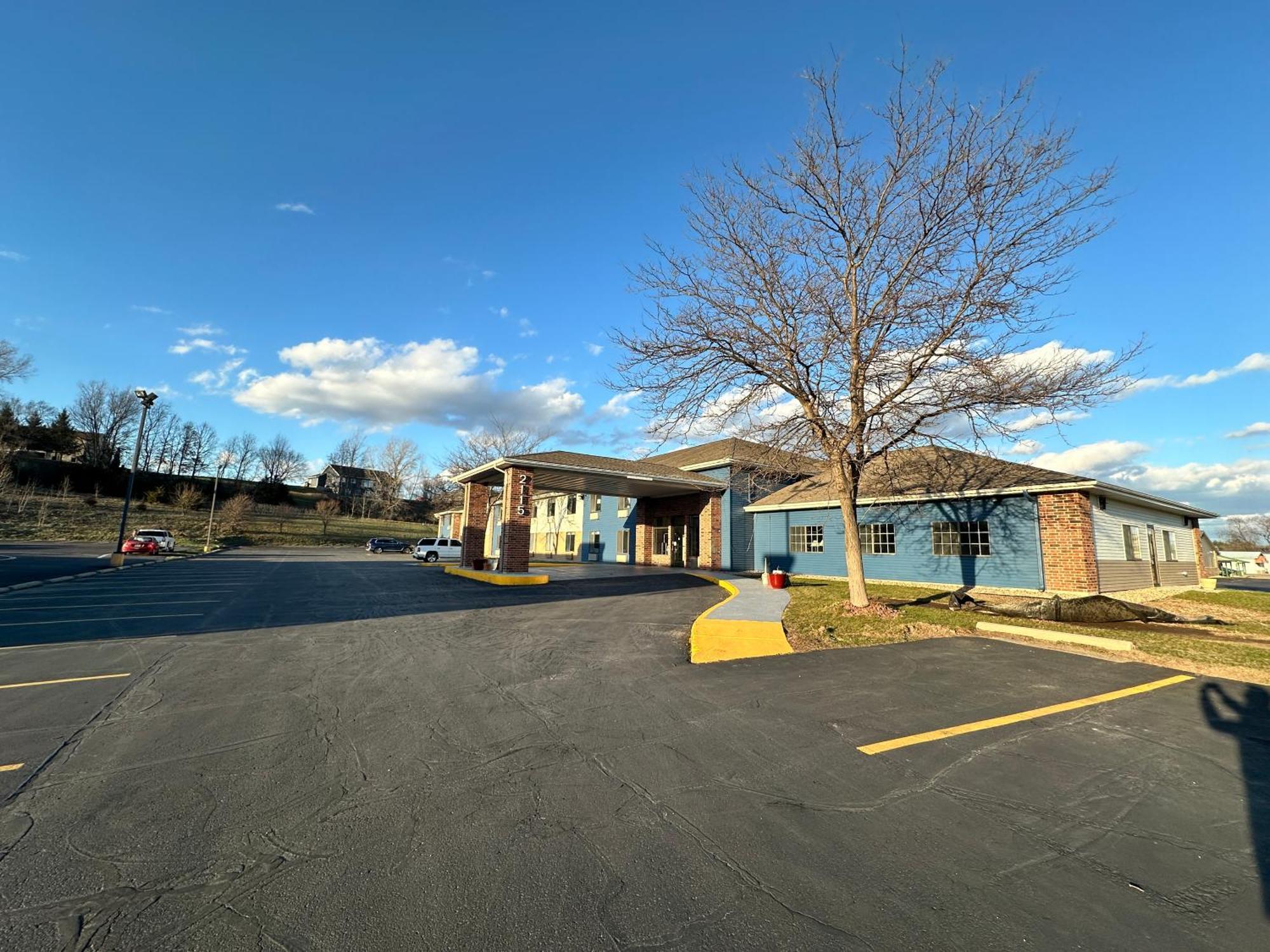 Americinn By Wyndham Reedsburg Exterior photo